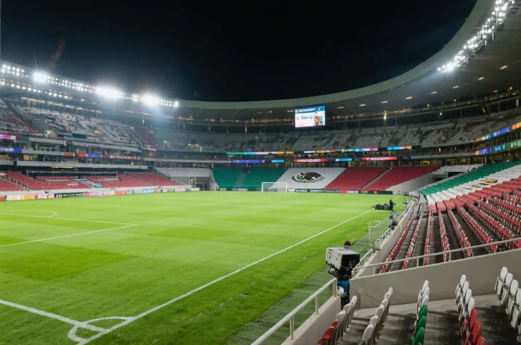 墨西哥现代化足球场内部，观众席、草坪与灯光系统整齐明亮，适合世界杯比赛